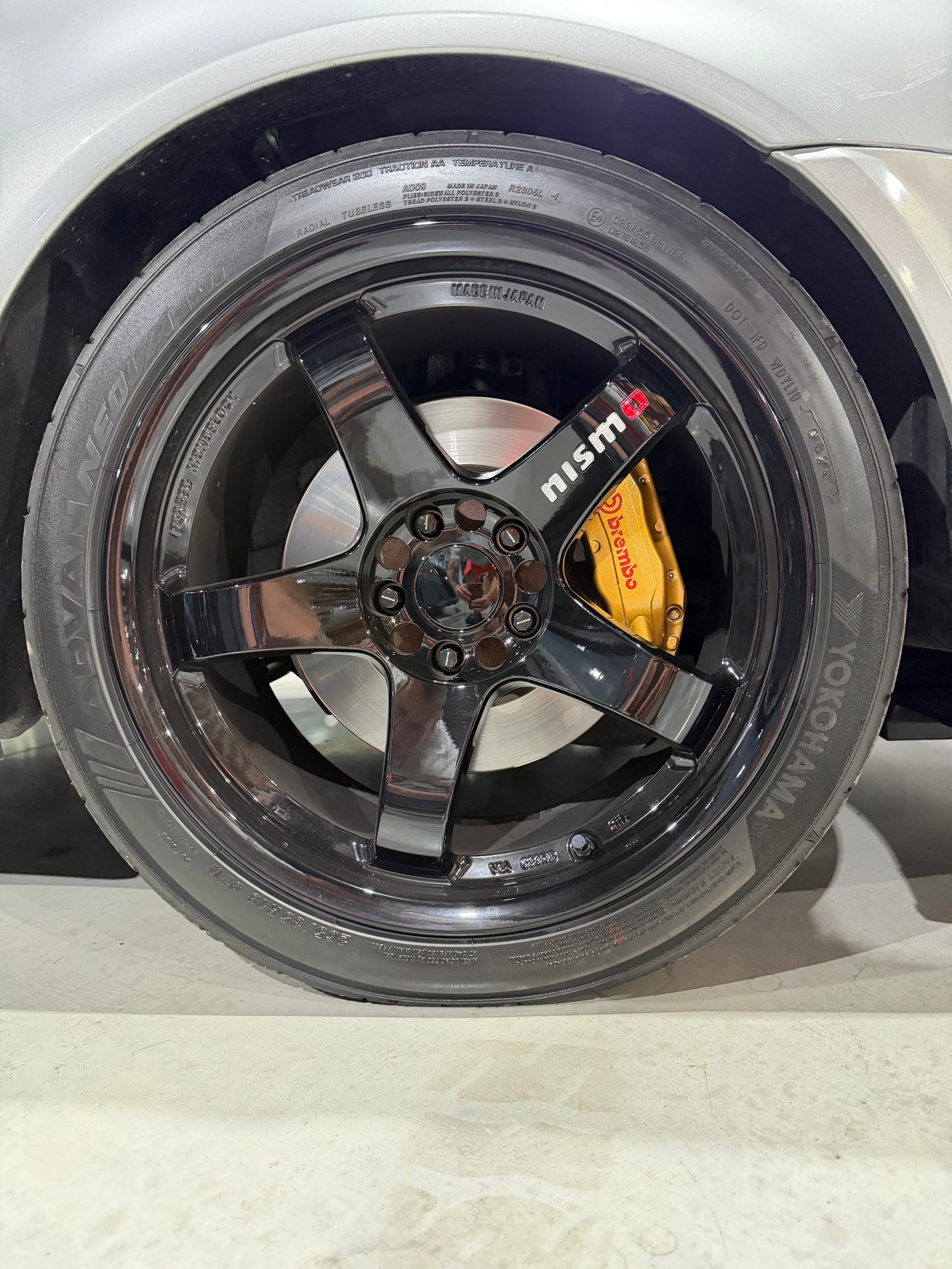 1999 Nissan Skyline GT-R V-Spec R34 — side profile in garage