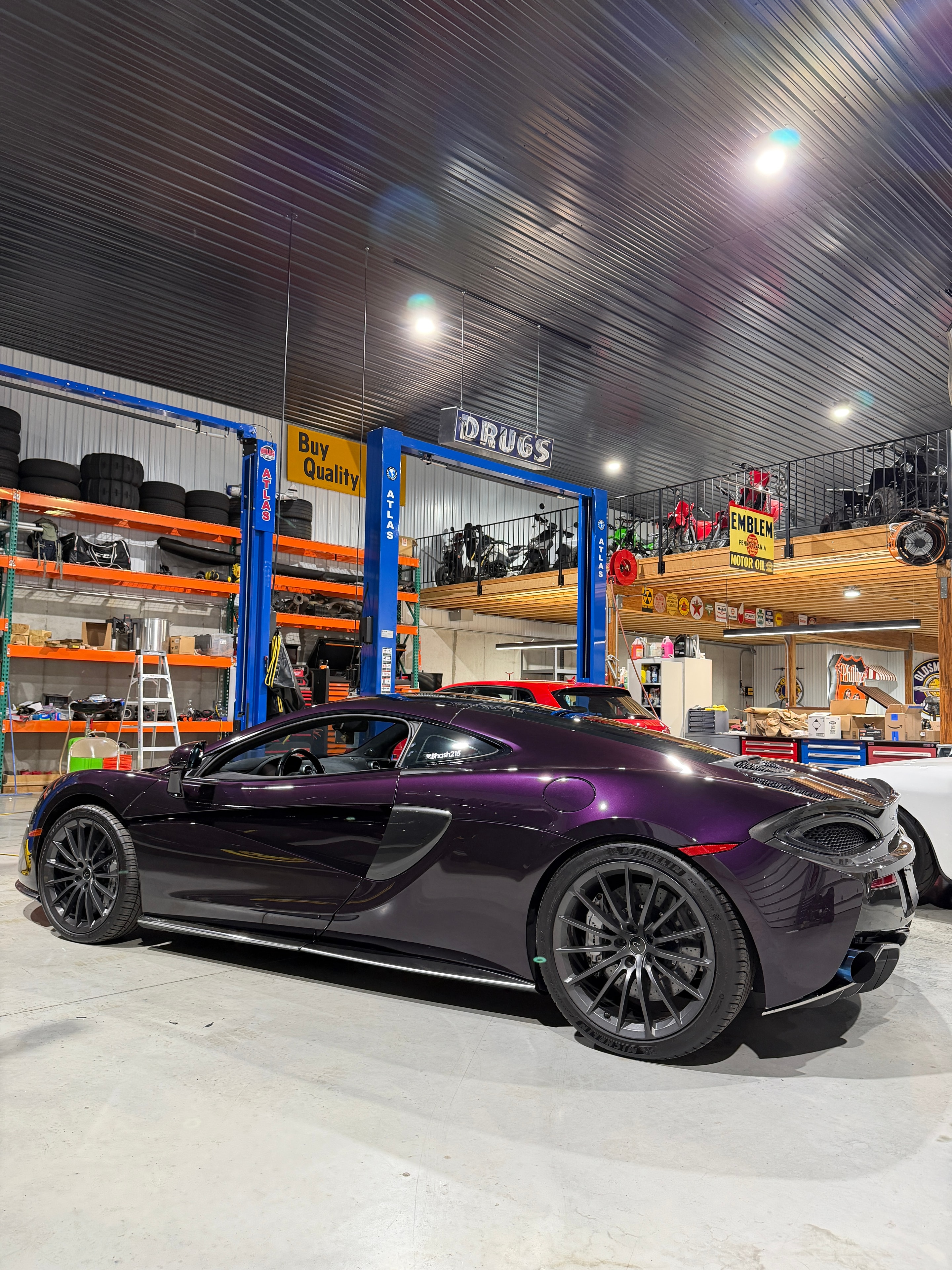 2018 McLaren 570GT — M838TE twin-turbo V8 close-up